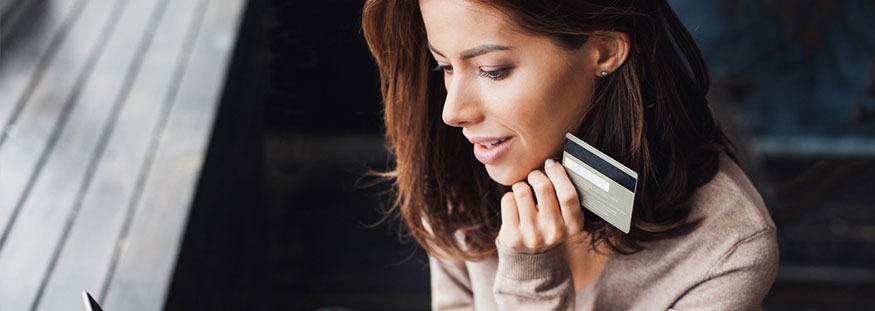  Une femme titulaire d'une carte bancaire